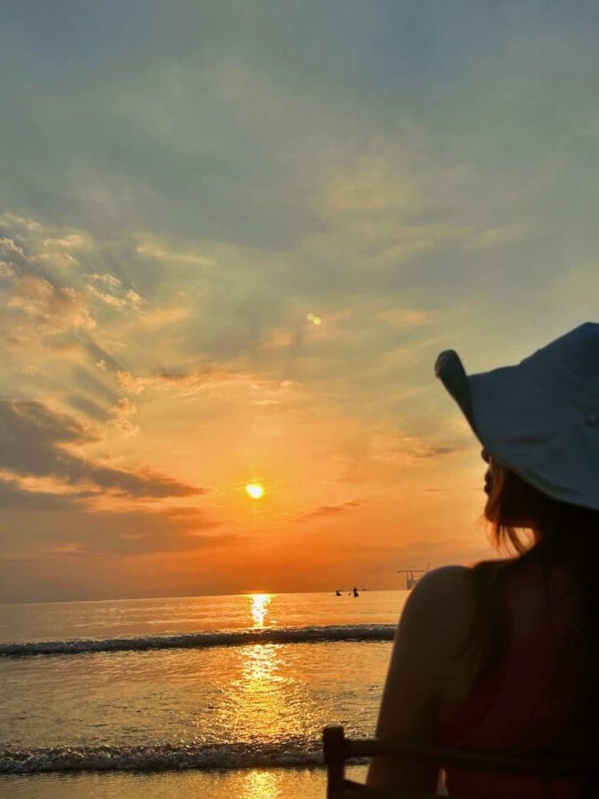 温柔长发女生海边看日出日落氛围感微信头像 优质女孩浪漫海滩背影头像_5