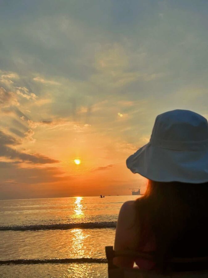 温柔长发女生海边看日出日落氛围感微信头像 优质女孩浪漫海滩背影头像_6
