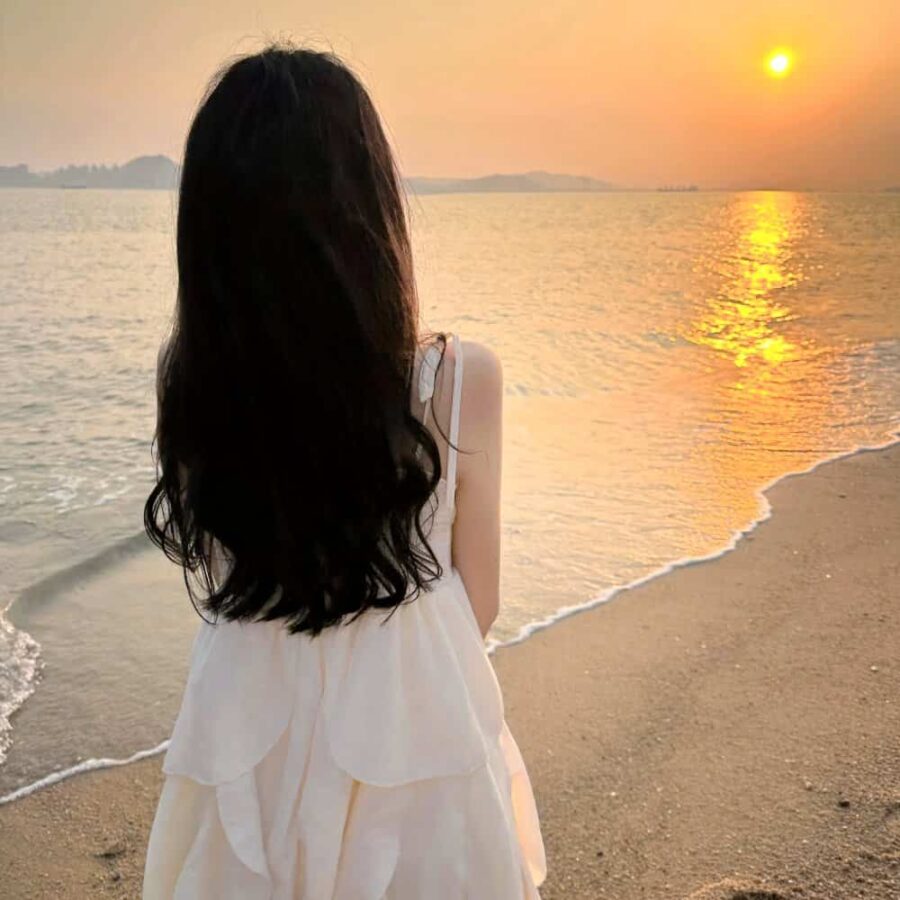 温柔长发女生海边看日出日落氛围感微信头像 优质女孩浪漫海滩背影头像_9