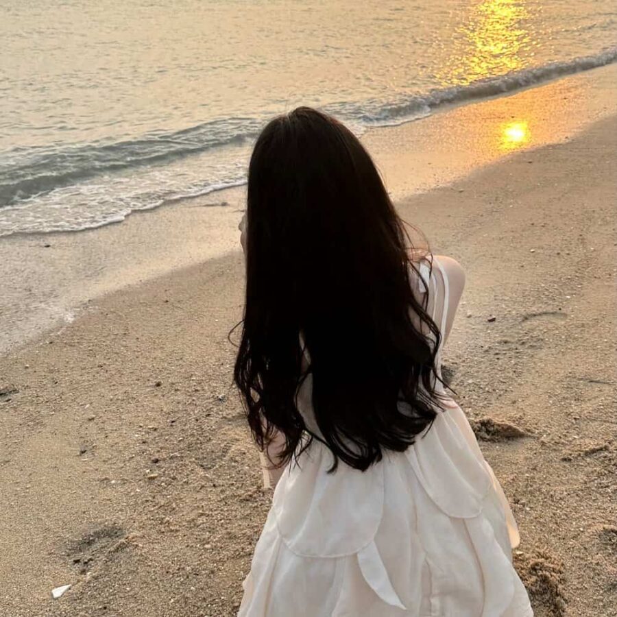 温柔长发女生海边看日出日落氛围感微信头像 优质女孩浪漫海滩背影头像_11
