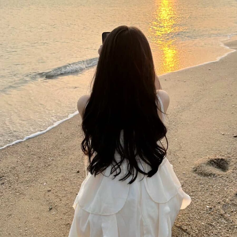 温柔长发女生海边看日出日落氛围感微信头像 优质女孩浪漫海滩背影头像_12