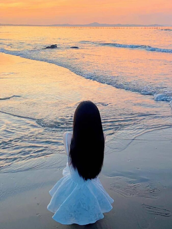 温柔长发女生海边看日出日落氛围感微信头像 优质女孩浪漫海滩背影头像_15