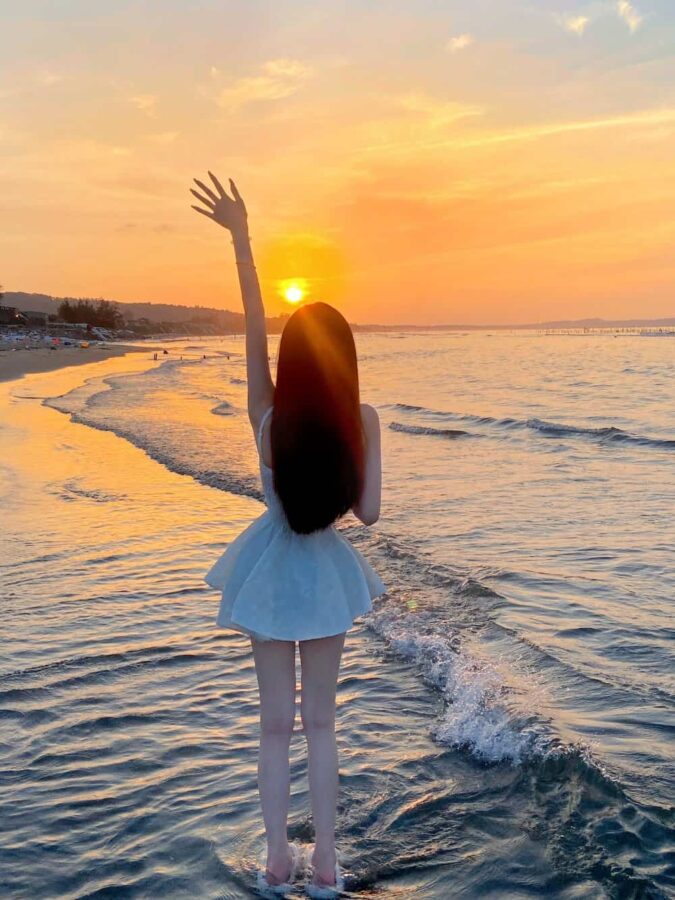 温柔长发女生海边看日出日落氛围感微信头像 优质女孩浪漫海滩背影头像_17