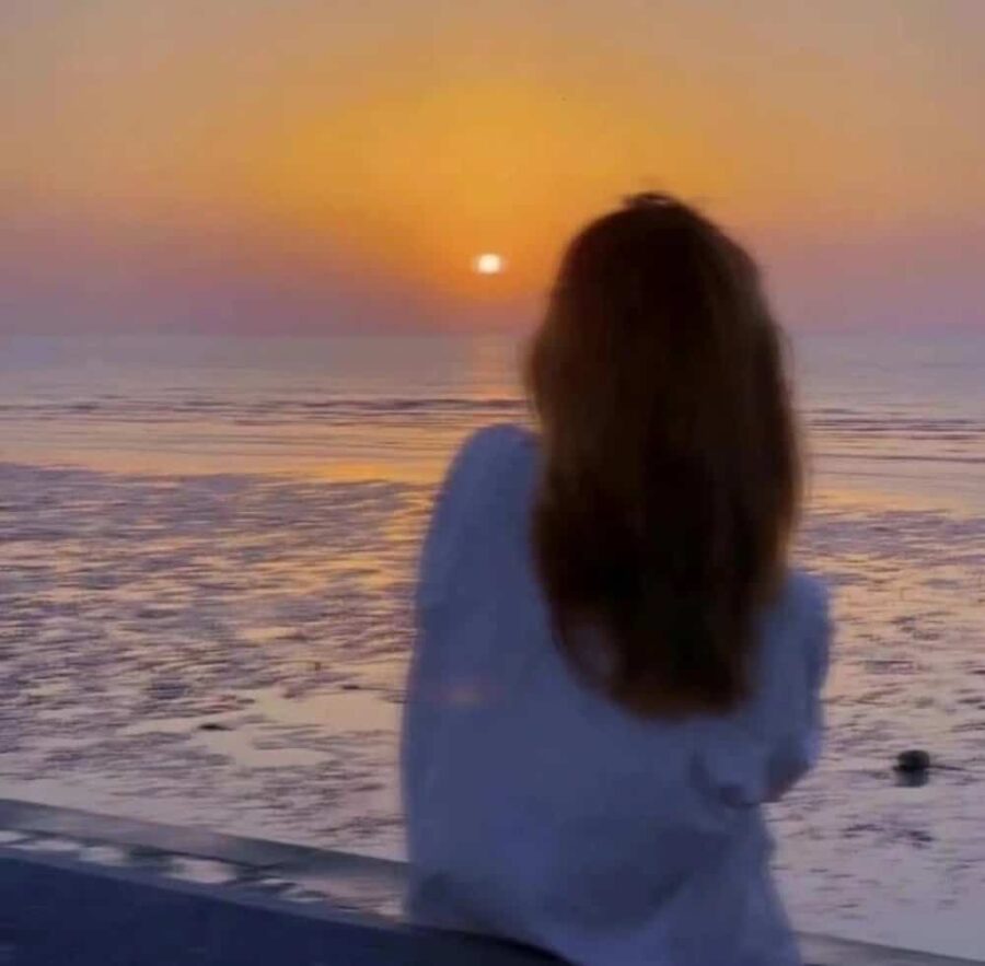 温柔长发女生海边看日出日落氛围感微信头像 优质女孩浪漫海滩背影头像_24