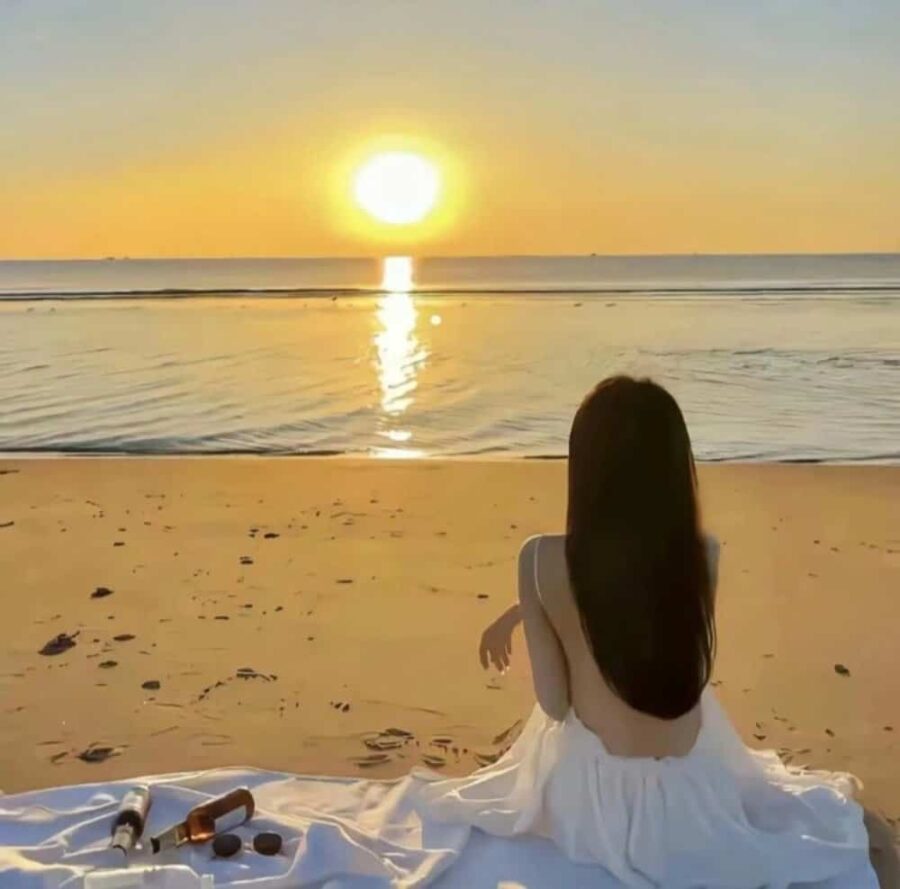 温柔长发女生海边看日出日落氛围感微信头像 优质女孩浪漫海滩背影头像_25