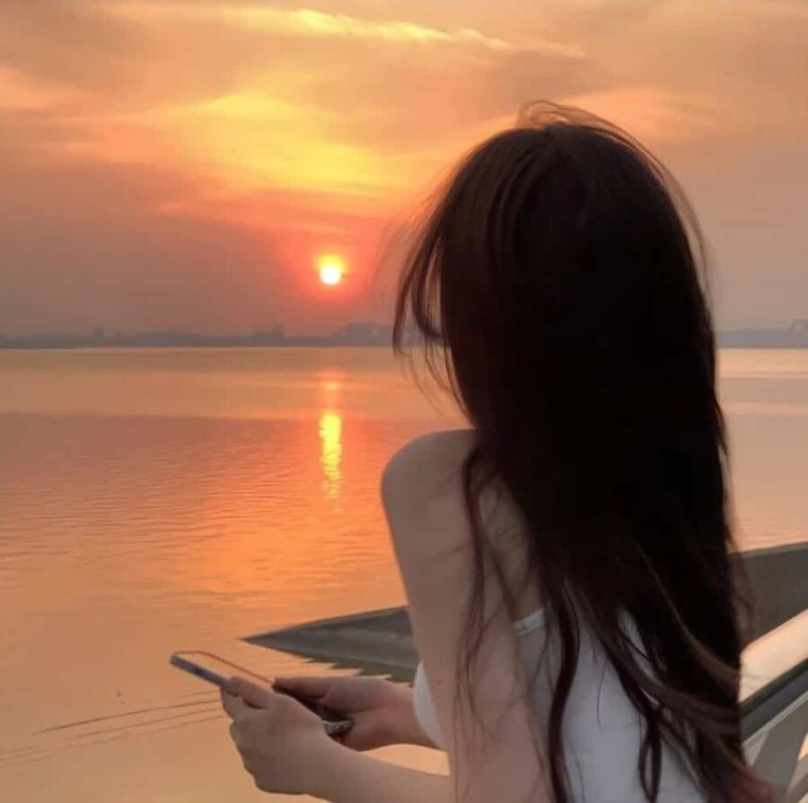 温柔长发女生海边看日出日落氛围感微信头像 优质女孩浪漫海滩背影头像_27