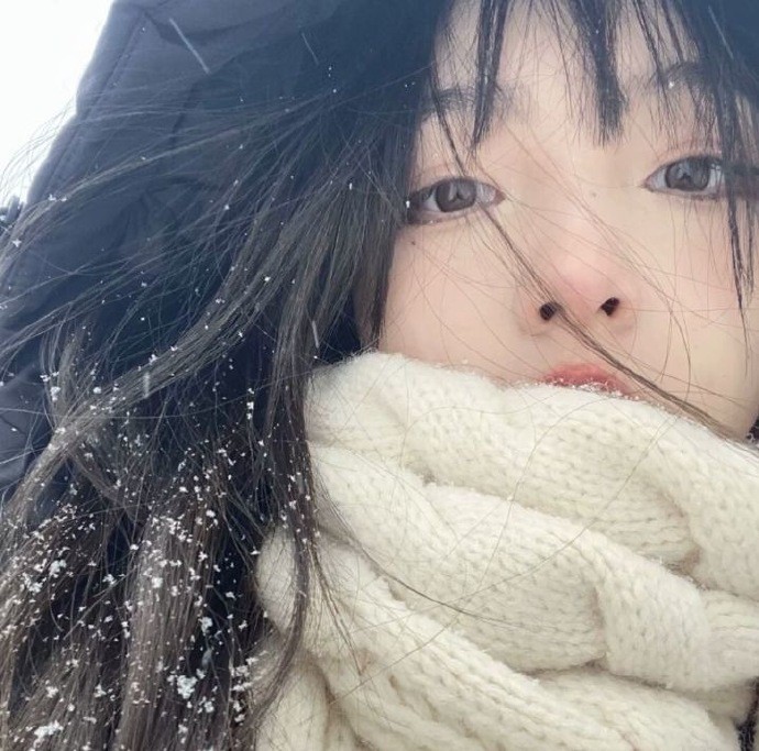 冬天下雪的唯美女生头像，冬天女头像女生雪景氛围感_12