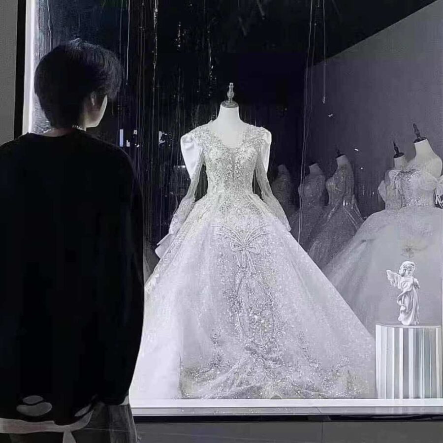 男生隔着玻璃看婚纱的伤感背影微信头像 男人站在婚纱外看婚纱头像_4
