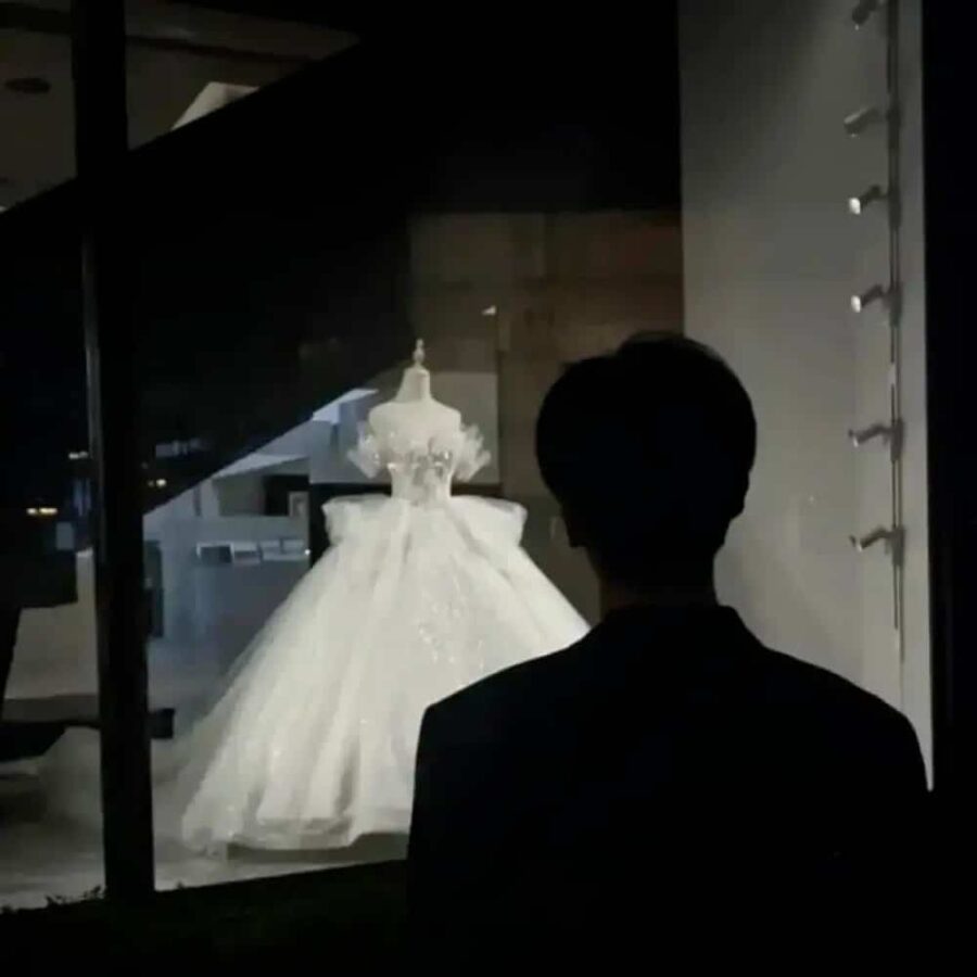 男生隔着玻璃看婚纱的伤感背影微信头像 男人站在婚纱外看婚纱头像_5