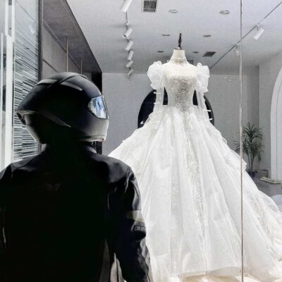 男生隔着玻璃看婚纱的伤感背影微信头像 男人站在婚纱外看婚纱头像
