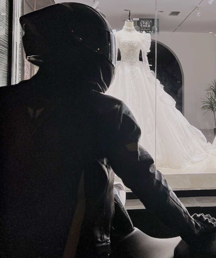男生隔着玻璃看婚纱的伤感背影微信头像 男人站在婚纱外看婚纱头像_13