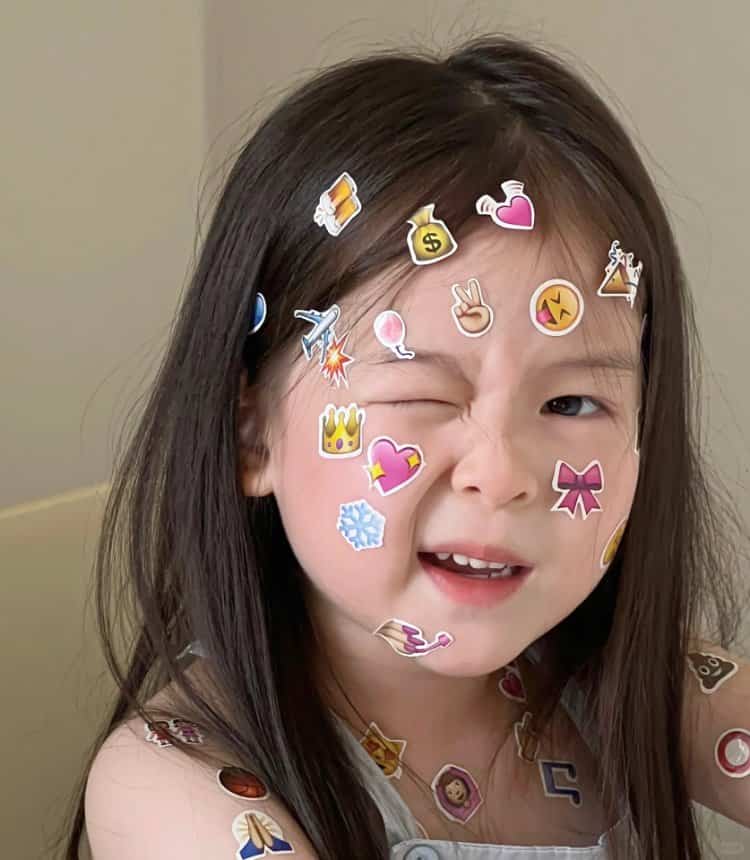 脸上胳膊上贴满emoji表情贴纸的可爱女孩头像 真实小女孩照片女生头像图_4