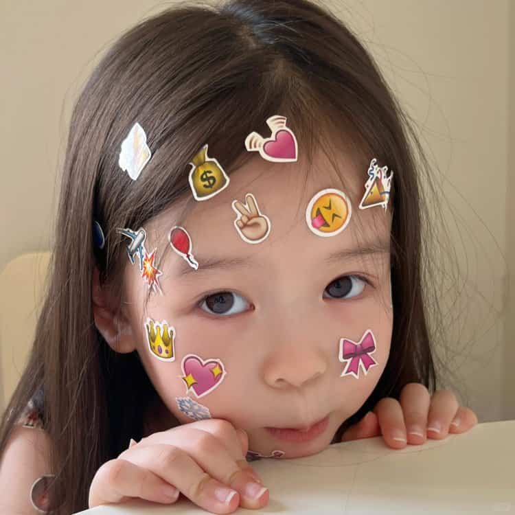 脸上胳膊上贴满emoji表情贴纸的可爱女孩头像 真实小女孩照片女生头像图_9