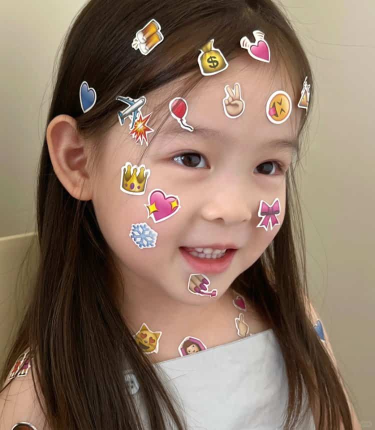 脸上胳膊上贴满emoji表情贴纸的可爱女孩头像 真实小女孩照片女生头像图_10