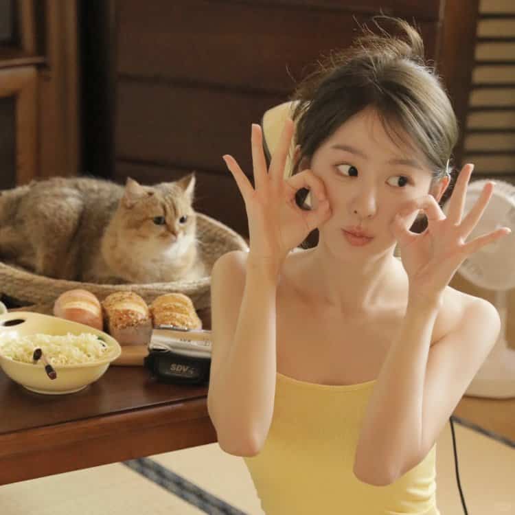 日系长发女孩和猫真人照片女生头像 优质温柔甜腻少女和猫微信头像_1