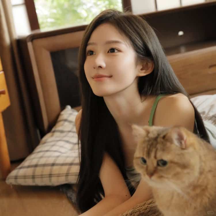 日系长发女孩和猫真人照片女生头像 优质温柔甜腻少女和猫微信头像_3
