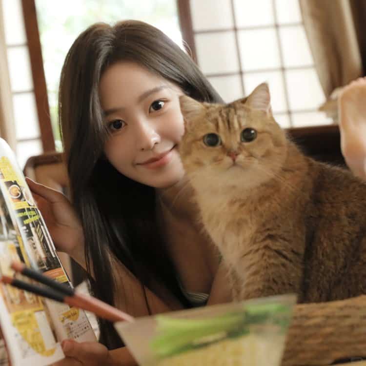 日系长发女孩和猫真人照片女生头像 优质温柔甜腻少女和猫微信头像_4