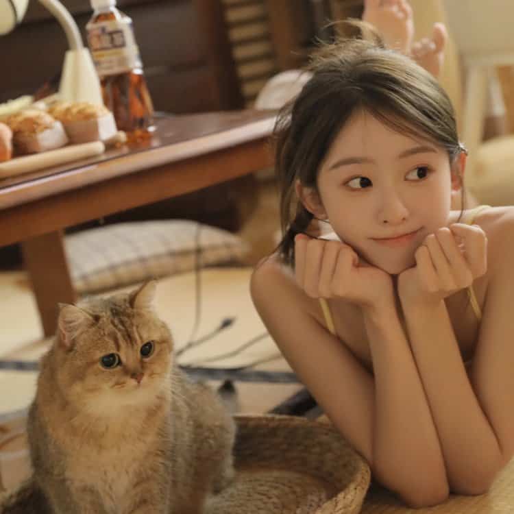 日系长发女孩和猫真人照片女生头像 优质温柔甜腻少女和猫微信头像_6