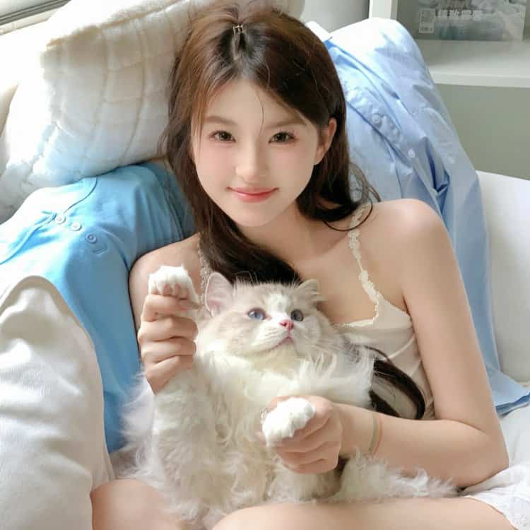 日系长发女孩和猫真人照片女生头像 优质温柔甜腻少女和猫微信头像_10