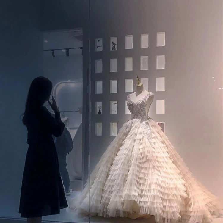 女孩在橱窗外看婚纱的女生头像 望婚纱背影满是遗憾女头_3