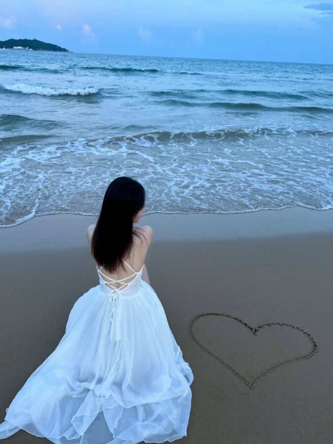 海边沙滩画爱心真实女生背影头像 温柔氛围感唯美微信头像_1