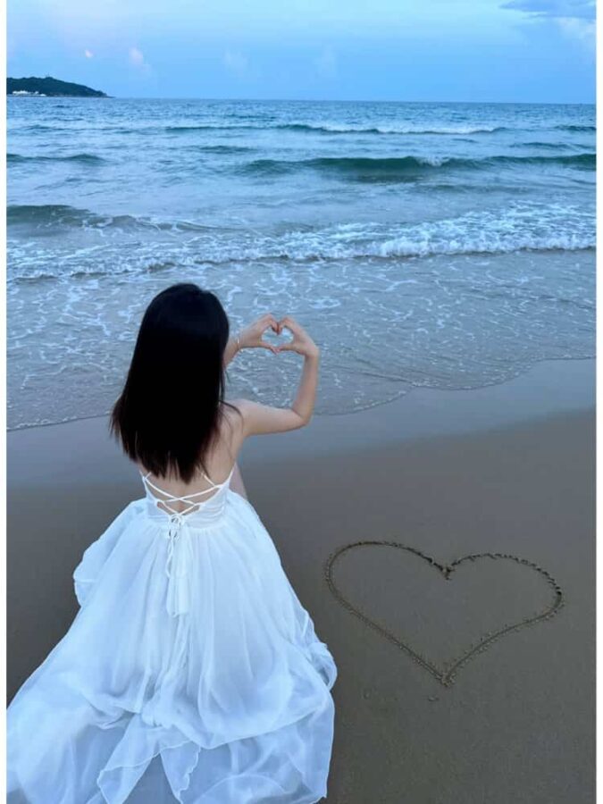 海边沙滩画爱心真实女生背影头像 温柔氛围感唯美微信头像_2