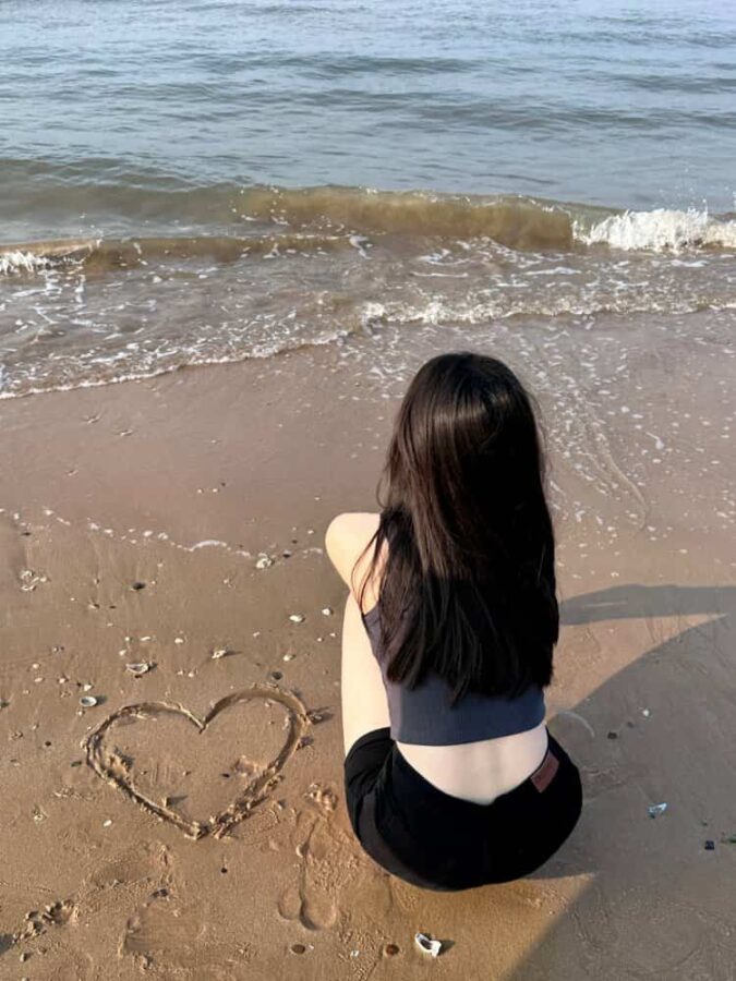 海边沙滩画爱心真实女生背影头像 温柔氛围感唯美微信头像_3