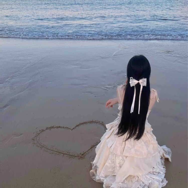 海边沙滩画爱心真实女生背影头像 温柔氛围感唯美微信头像_6