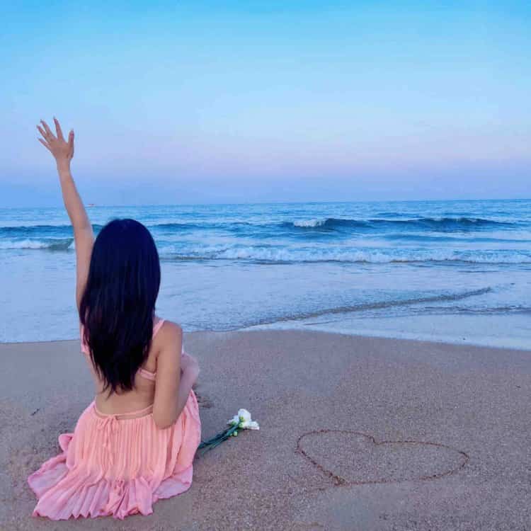 海边沙滩画爱心真实女生背影头像 温柔氛围感唯美微信头像_7