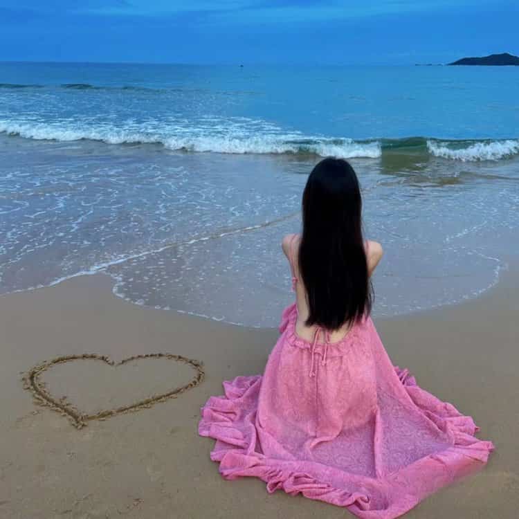 海边沙滩画爱心真实女生背影头像 温柔氛围感唯美微信头像_8
