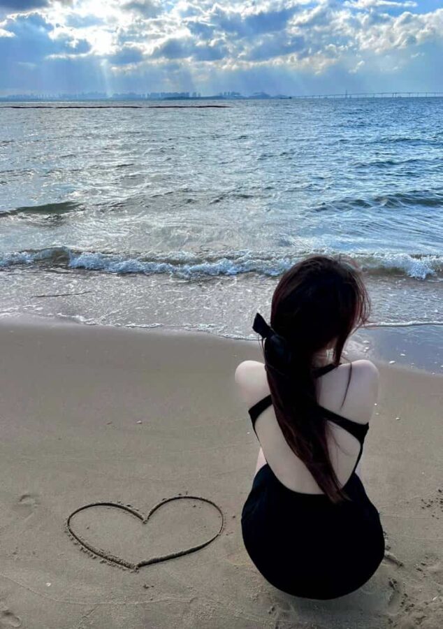 海边沙滩画爱心真实女生背影头像 温柔氛围感唯美微信头像_9