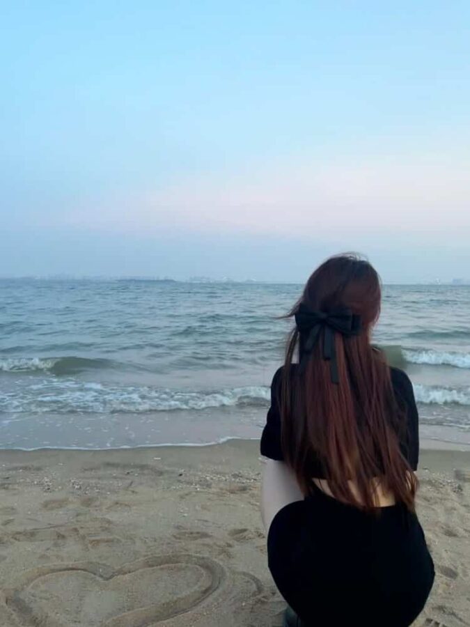 海边沙滩画爱心真实女生背影头像 温柔氛围感唯美微信头像_10
