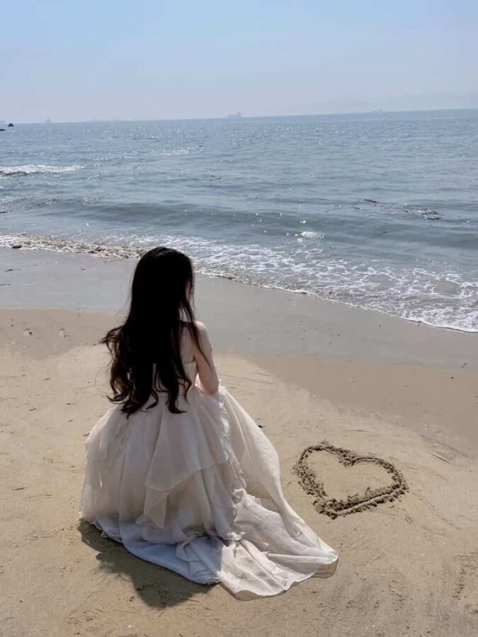 海边沙滩画爱心真实女生背影头像 温柔氛围感唯美微信头像_11