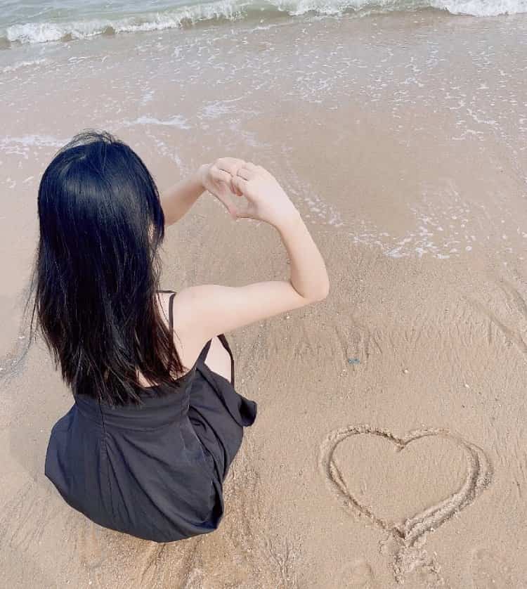 海边沙滩画爱心真实女生背影头像 温柔氛围感唯美微信头像_14