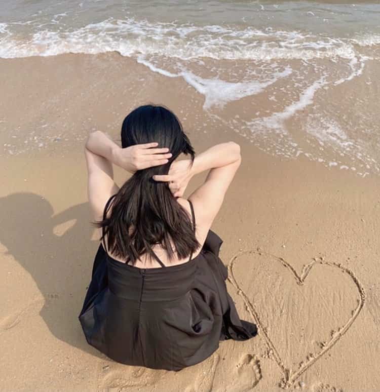 海边沙滩画爱心真实女生背影头像 温柔氛围感唯美微信头像_15