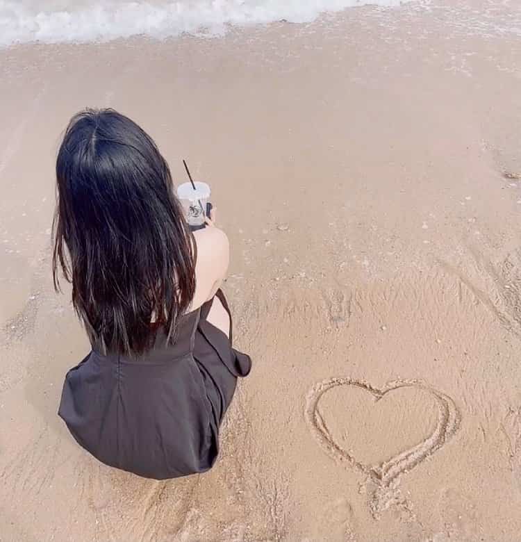 海边沙滩画爱心真实女生背影头像 温柔氛围感唯美微信头像_17