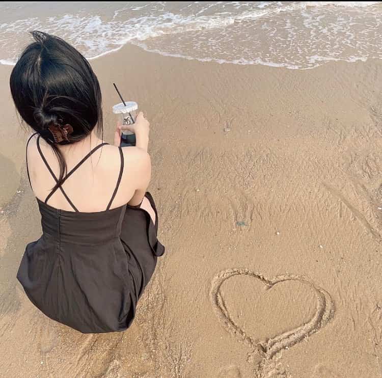 海边沙滩画爱心真实女生背影头像 温柔氛围感唯美微信头像_18
