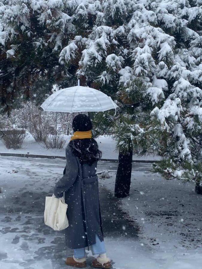 雪地里撑伞的女孩微信头像 适合寒冷冬天的雪景孤独感真人女头_5