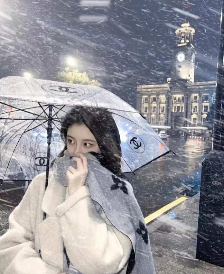 雪地里撑伞的女孩微信头像 适合寒冷冬天的雪景孤独感真人女头_11
