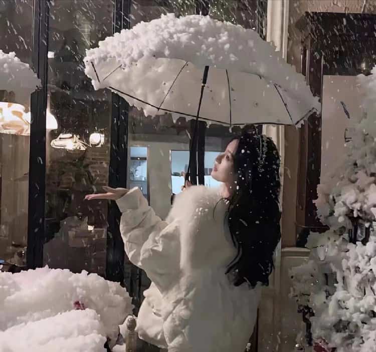 雪地里撑伞的女孩微信头像 适合寒冷冬天的雪景孤独感真人女头_13