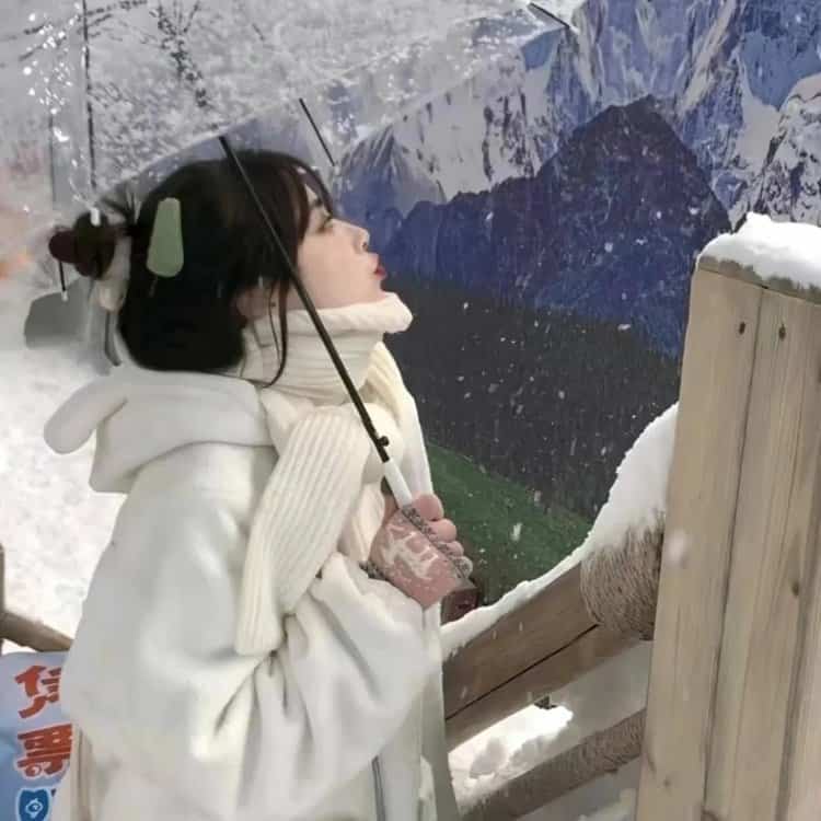 雪地里撑伞的女孩微信头像 适合寒冷冬天的雪景孤独感真人女头_15