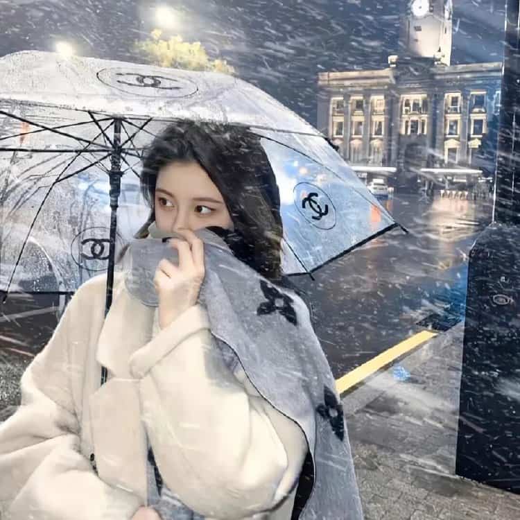 雪地里撑伞的女孩微信头像 适合寒冷冬天的雪景孤独感真人女头_22