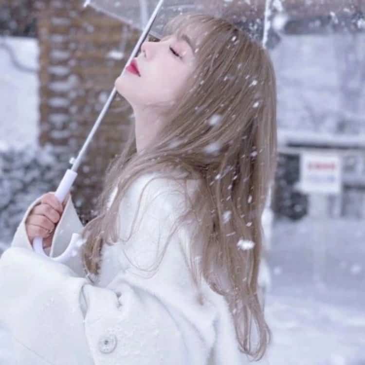 雪地里撑伞的女孩微信头像 适合寒冷冬天的雪景孤独感真人女头_24