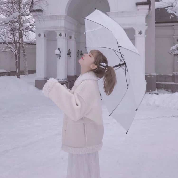 雪地里撑伞的女孩微信头像 适合寒冷冬天的雪景孤独感真人女头_25