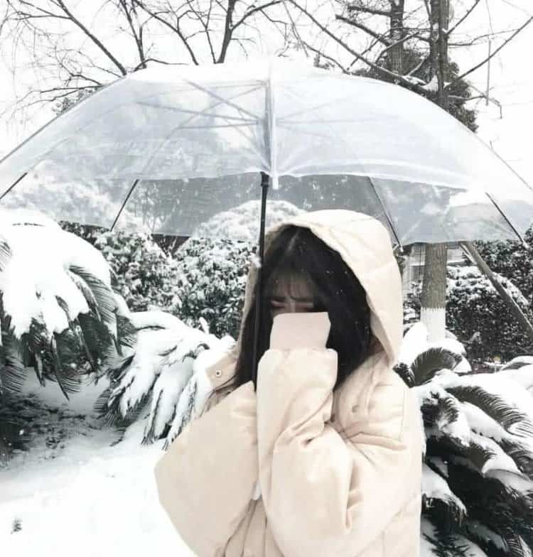 雪地里撑伞的女孩微信头像 适合寒冷冬天的雪景孤独感真人女头_26