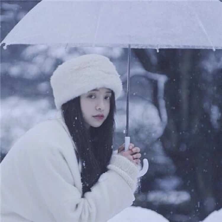 雪地里撑伞的女孩微信头像 适合寒冷冬天的雪景孤独感真人女头_27