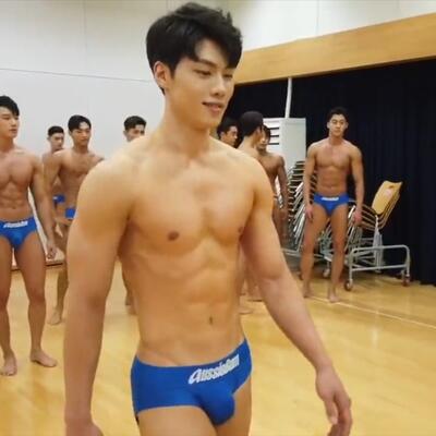 韩国肌肉帅哥男模走秀，腹肌帅哥的包包一般比较大