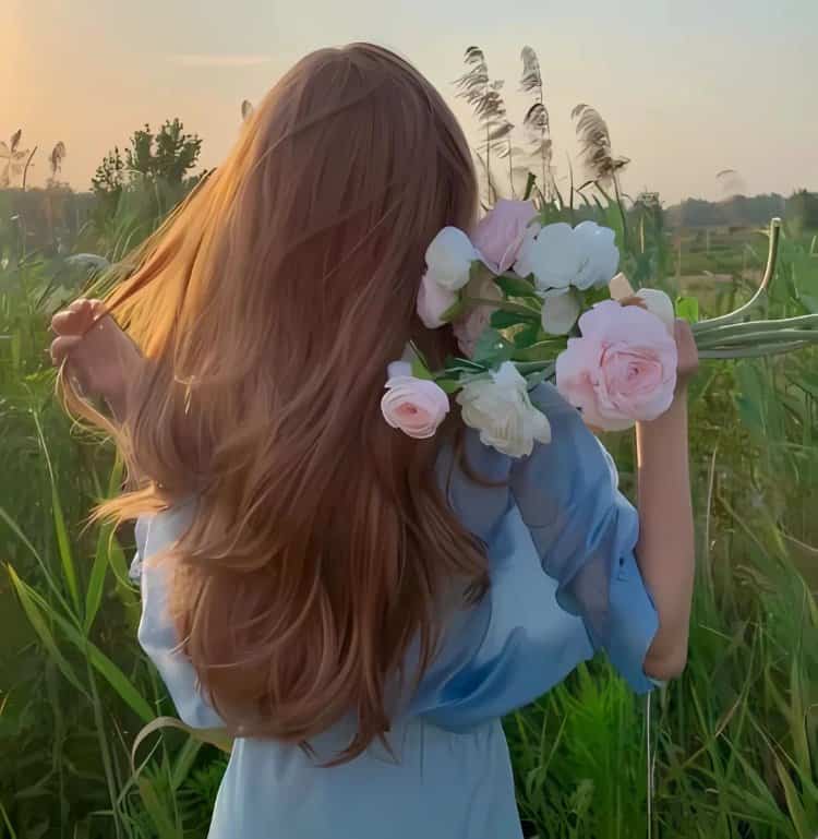 手捧花拍照不露脸女生头像 拿花挡脸真人女头神秘感十足