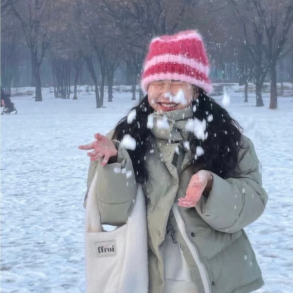 冬天下雪的唯美女生头像,雪景中的气质美女头像