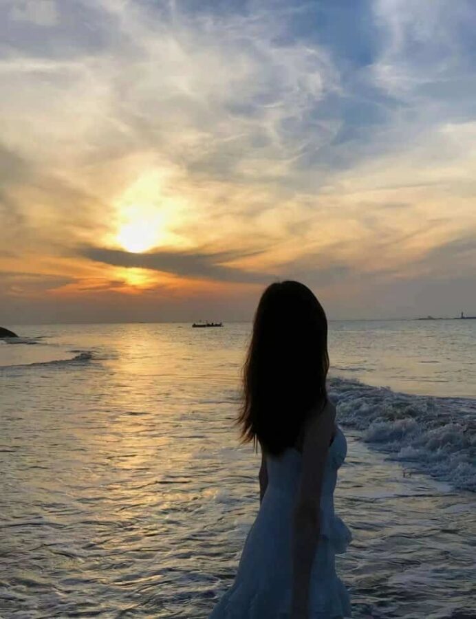 唯美浪漫海边女生背影真人头像图 面朝大海氛围感女生头像_11
